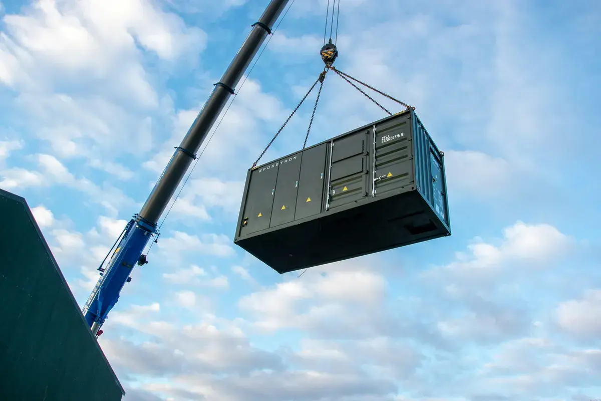 Konzeptvisualisierung: Batteriespeicher-Container wird per Kran installiert