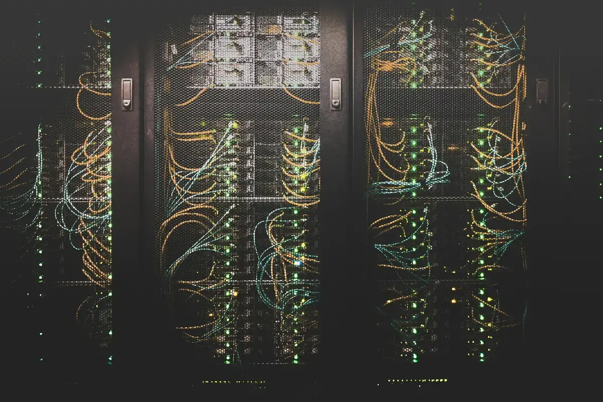 Konzeptvisualisierung: Nahaufnahme beleuchteter Serverkabel in einem Rechenzentrum